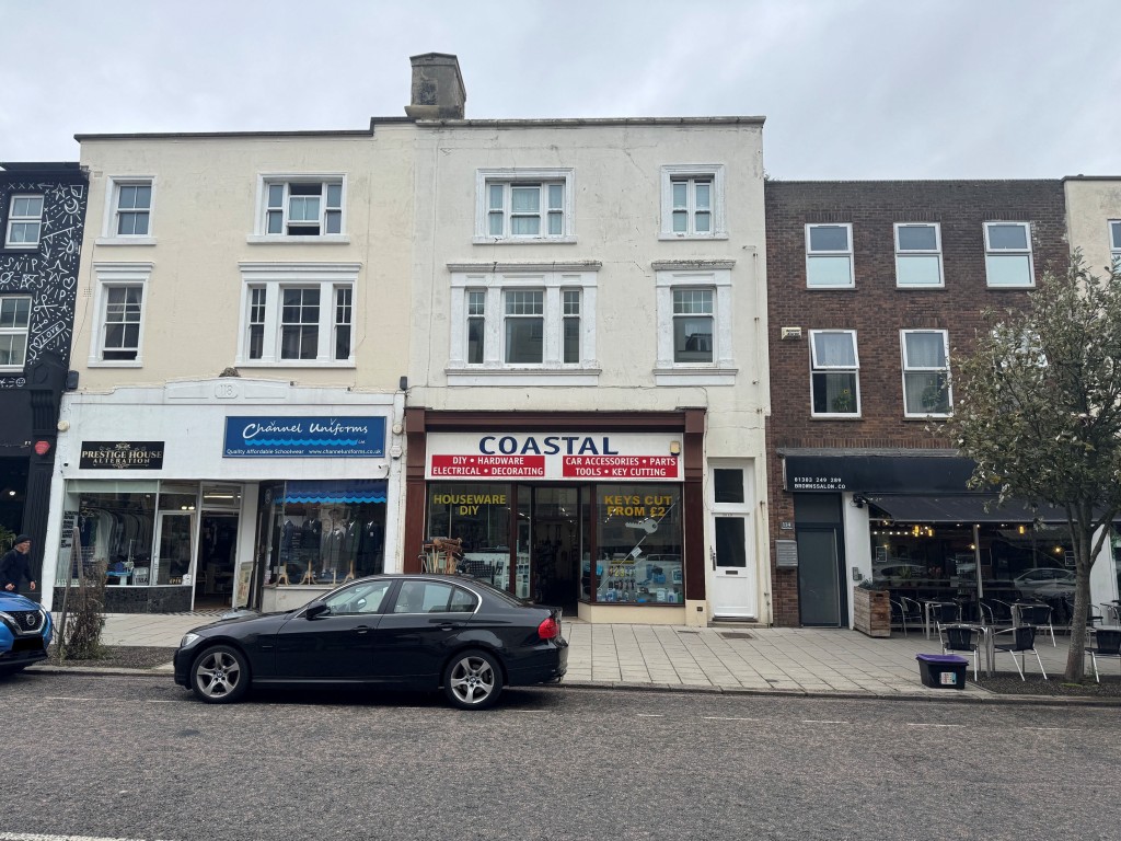 Lot: 33 - FREEHOLD VACANT SHOP, VACANT TWO-BEDROOM FLAT PLUS TWO-BEDROOM INVESTMENT FLAT IN PRIME LOCATION - Front of building